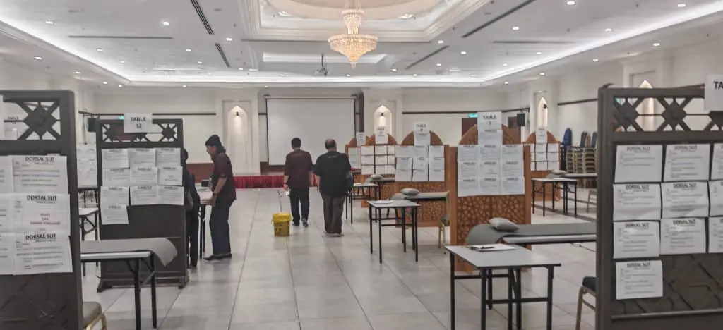 Ruang pameran dan kaunter pendaftaran kursus PCC2-3 di Putrajaya