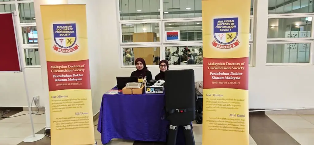 Sepanduk dan kaunter MADOCS pada majlis pelancaran di Auditorium Hospital Shah Alam