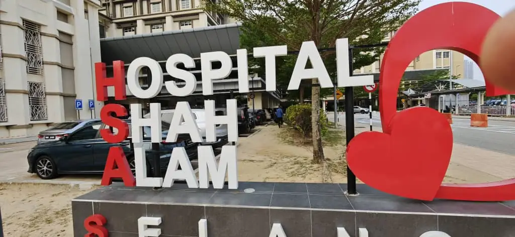 Papan tanda Hospital Shah Alam tempat majlis pelancaran diadakan