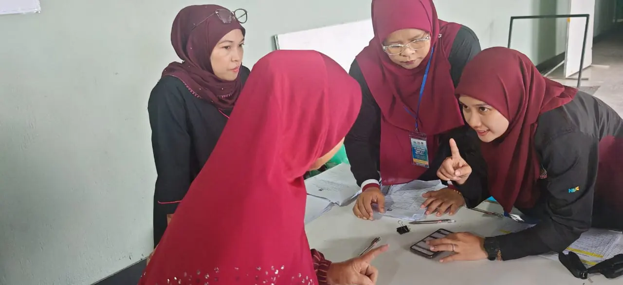 Peserta kursus PCC2-4 berkumpul di dalam dewan di Semporna