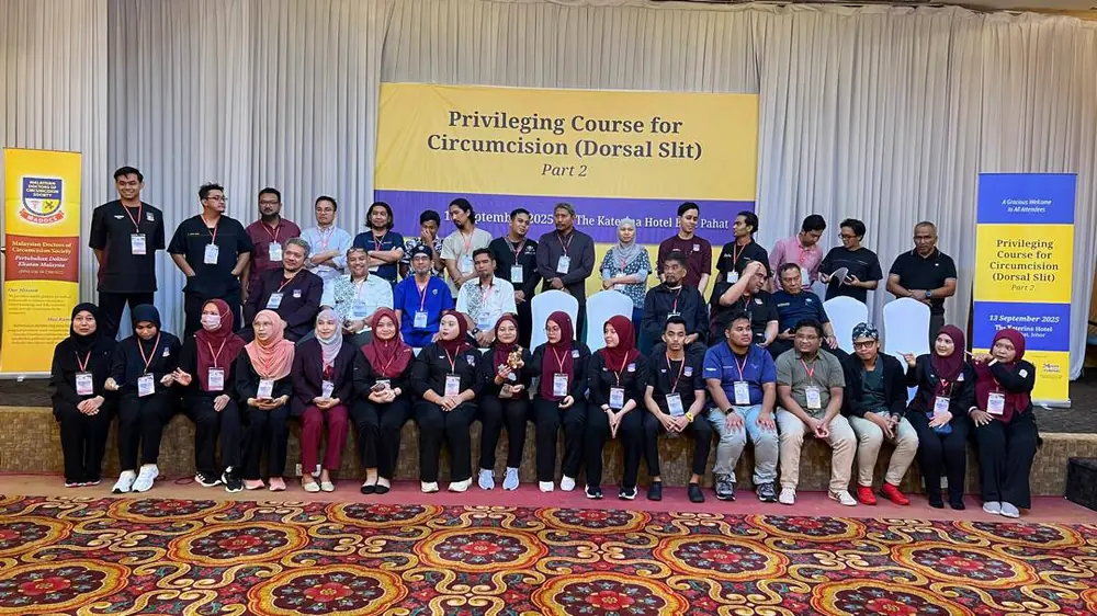 Peserta, fasilitator dan urusetia PCC2-1 bergambar bersama sepanduk Privileging Course for Circumcision (Dorsal Slit) Part 2 di The Katerina Hotel, Batu Pahat