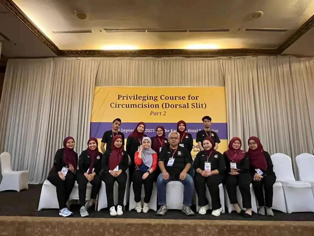 Foto kumpulan peserta PCC2-1 bersama fasilitator di hadapan sepanduk kursus