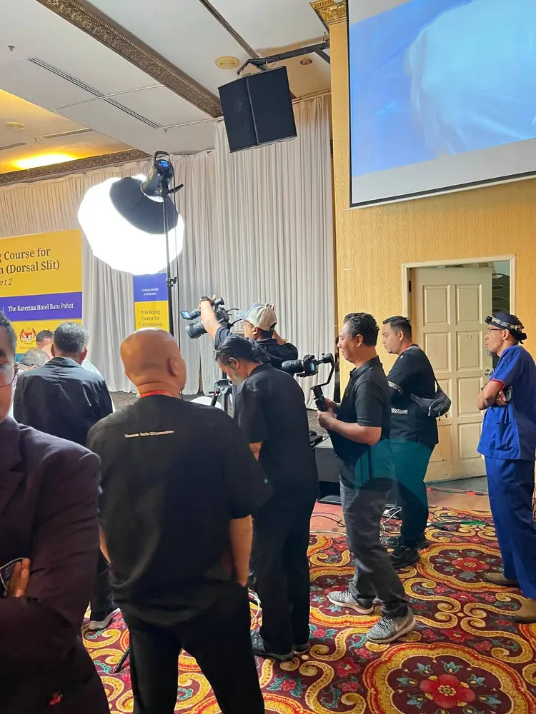 Booth pameran peranti dan peralatan berkhatan di ruang program