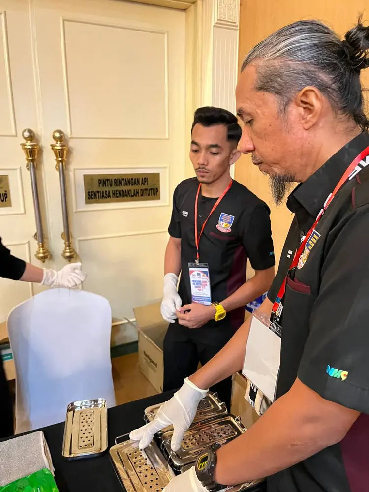 Petugas menyediakan dulang instrumen steril sebelum sesi penilaian PCC2-1 di The Katerina Hotel, Batu Pahat