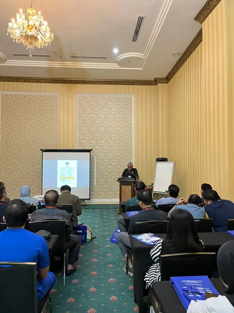 Penceramah menyampaikan sesi kuliah kepada peserta kursus PCC2-1 di dewan The Katerina Hotel