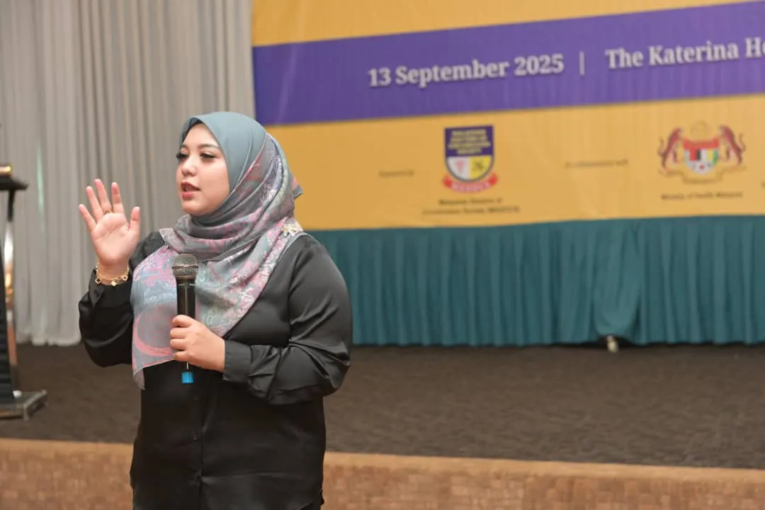Pembentang menyampaikan ceramah dalam PCC2-1 / CCC7, The Katerina Hotel, Batu Pahat