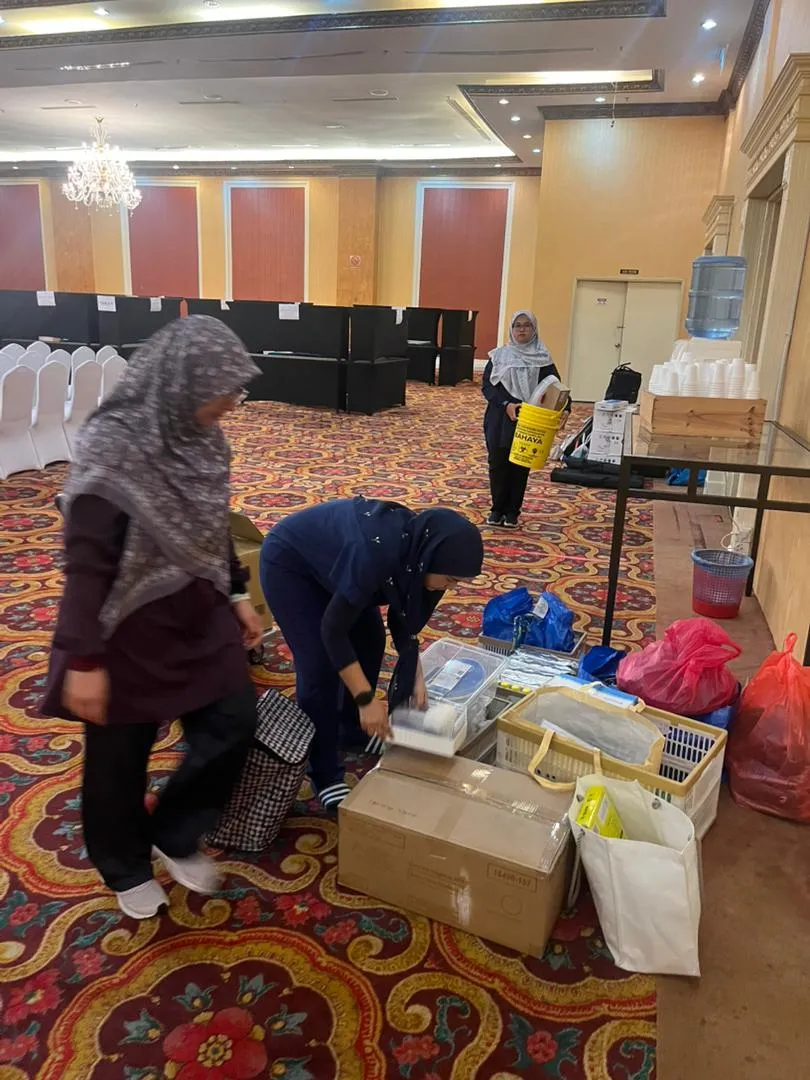 Peserta mengemas peralatan selepas PCC2-1 / CCC7, The Katerina Hotel, Batu Pahat