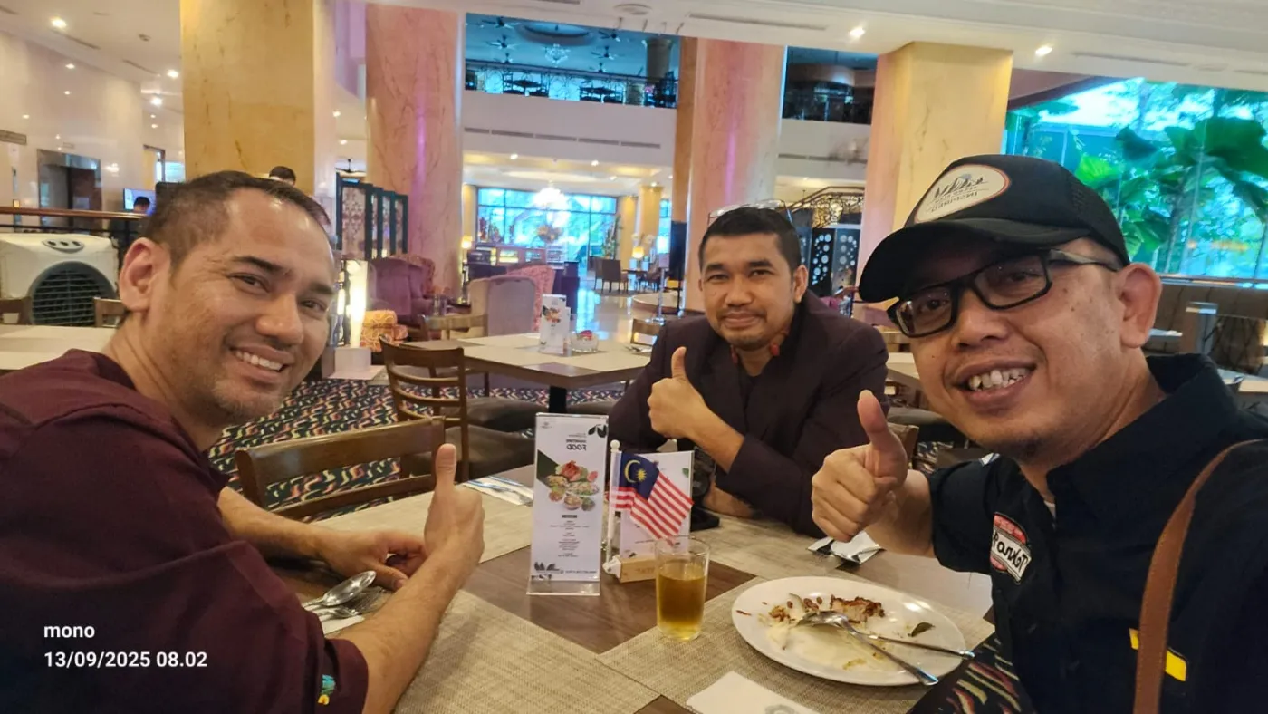 Peserta dan fasilitator PCC2-1 / CCC7 di majlis makan malam