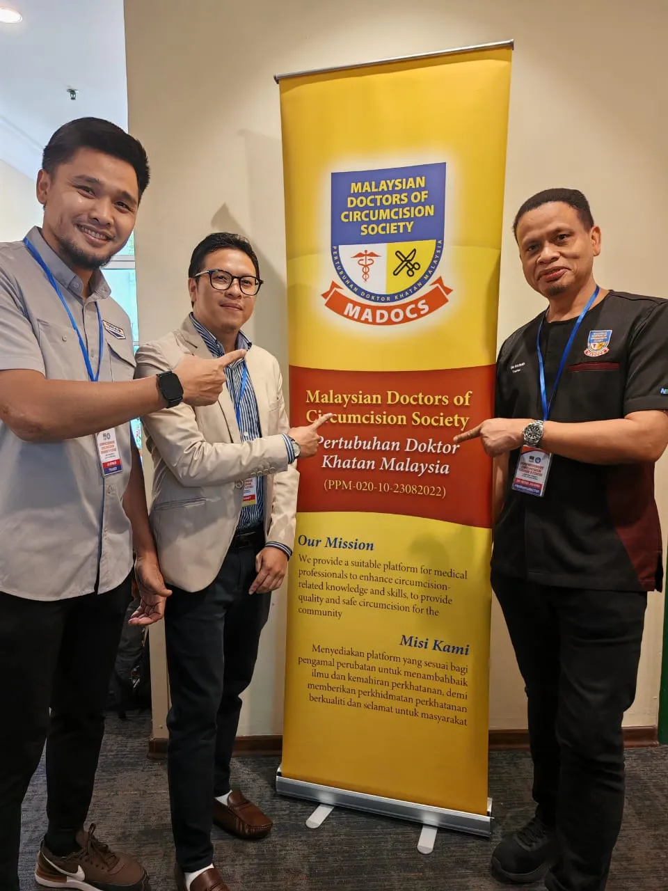 Tiga fasilitator CCC6 di hadapan sepanduk Comprehensive Circumcision Course 6, Hotel Maluri Cheras