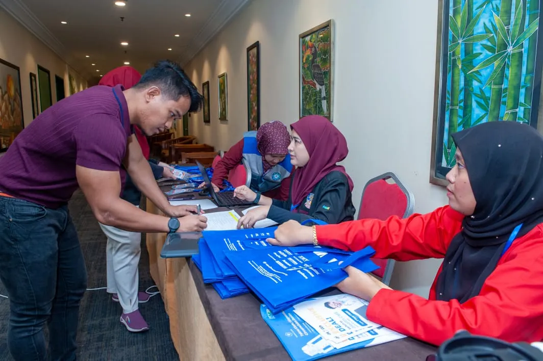 Kaunter pendaftaran peserta CCC6 dengan beg peserta