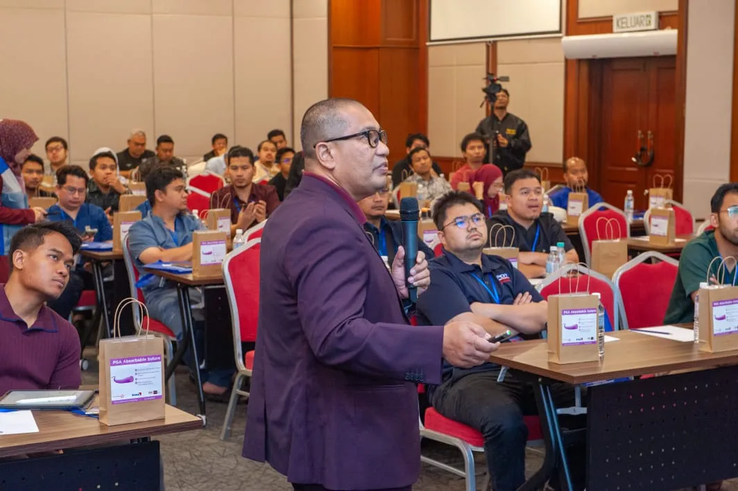 Pembentang bercakap kepada peserta dalam dewan CCC6
