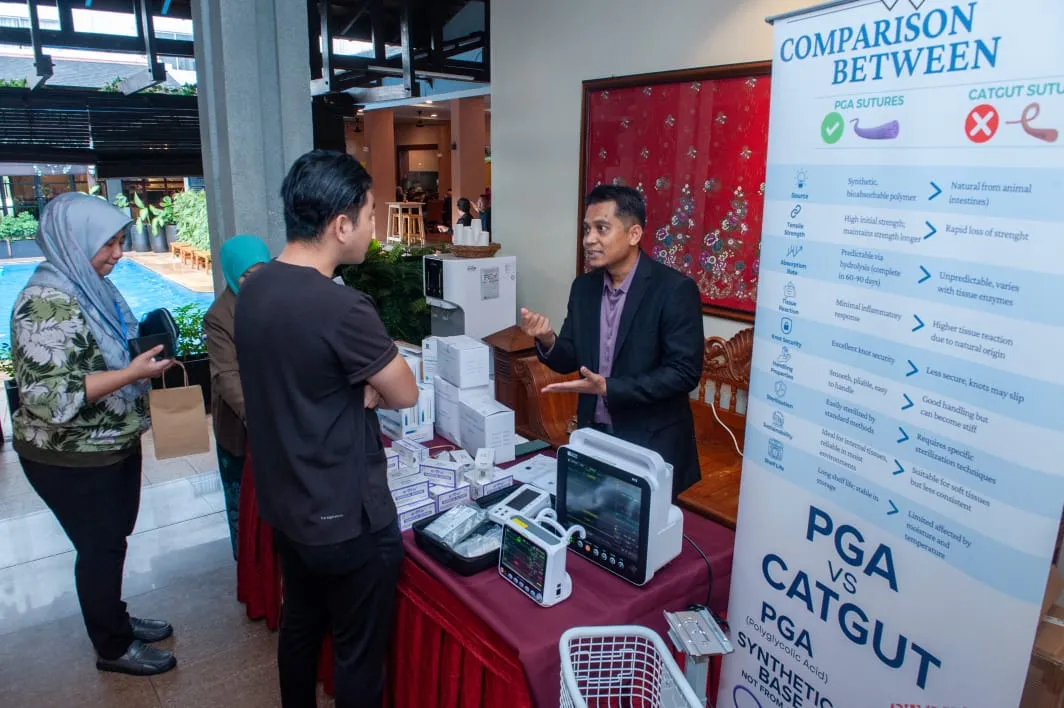 Booth pameran peranti dengan peserta berbual