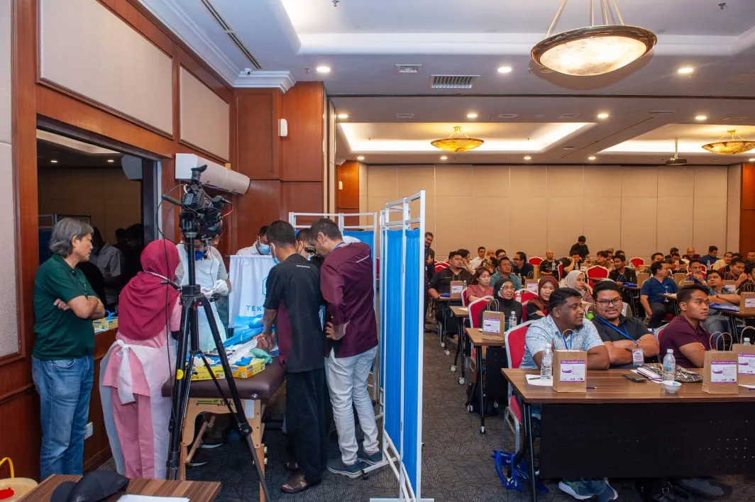 Dewan kursus CCC6 dengan kamera dan peserta