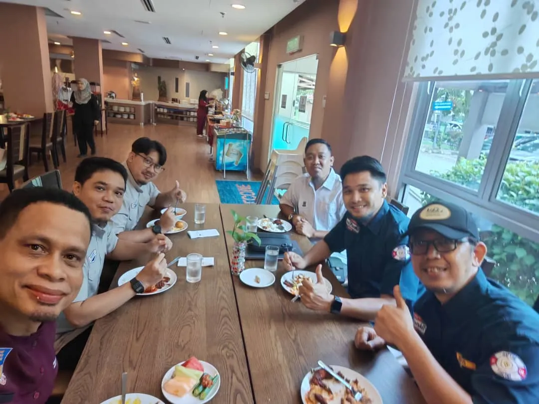 Peserta CCC6 bersarapan di ruang makan hotel