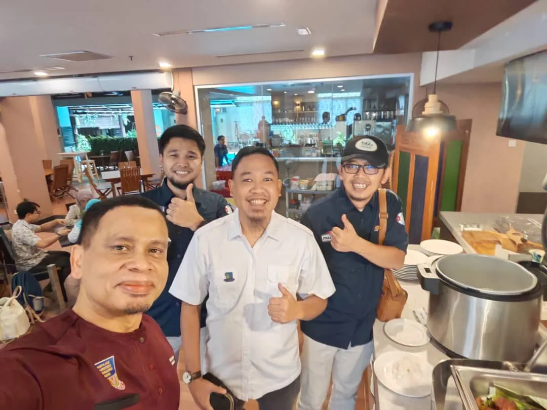Peserta dan fasilitator di bufet makan