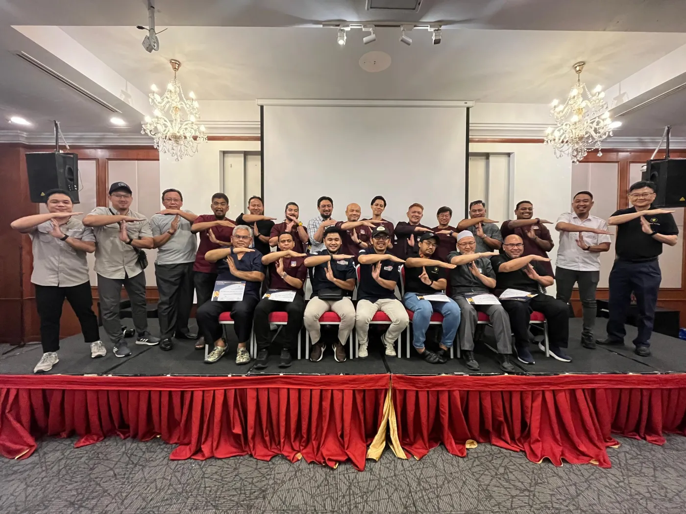 Gambar kumpulan besar peserta CCC6 di atas pentas, Hotel Maluri Cheras