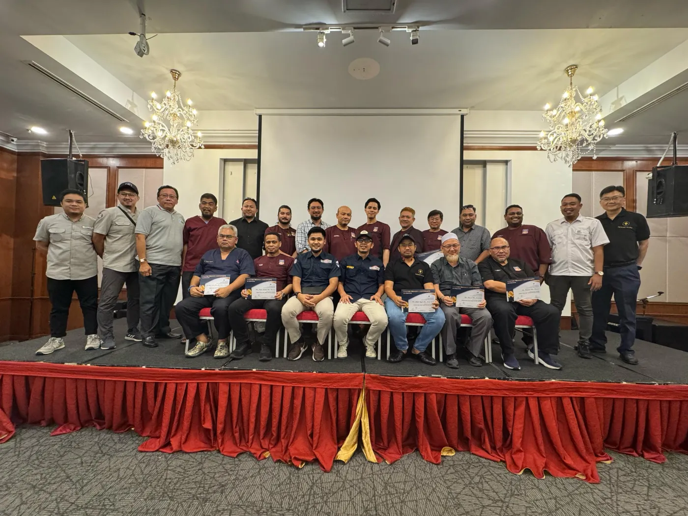 Gambar kumpulan peserta CCC6 di atas pentas