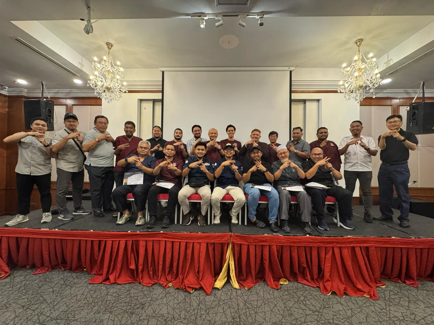 Gambar kumpulan peserta dan fasilitator CCC6 di atas pentas
