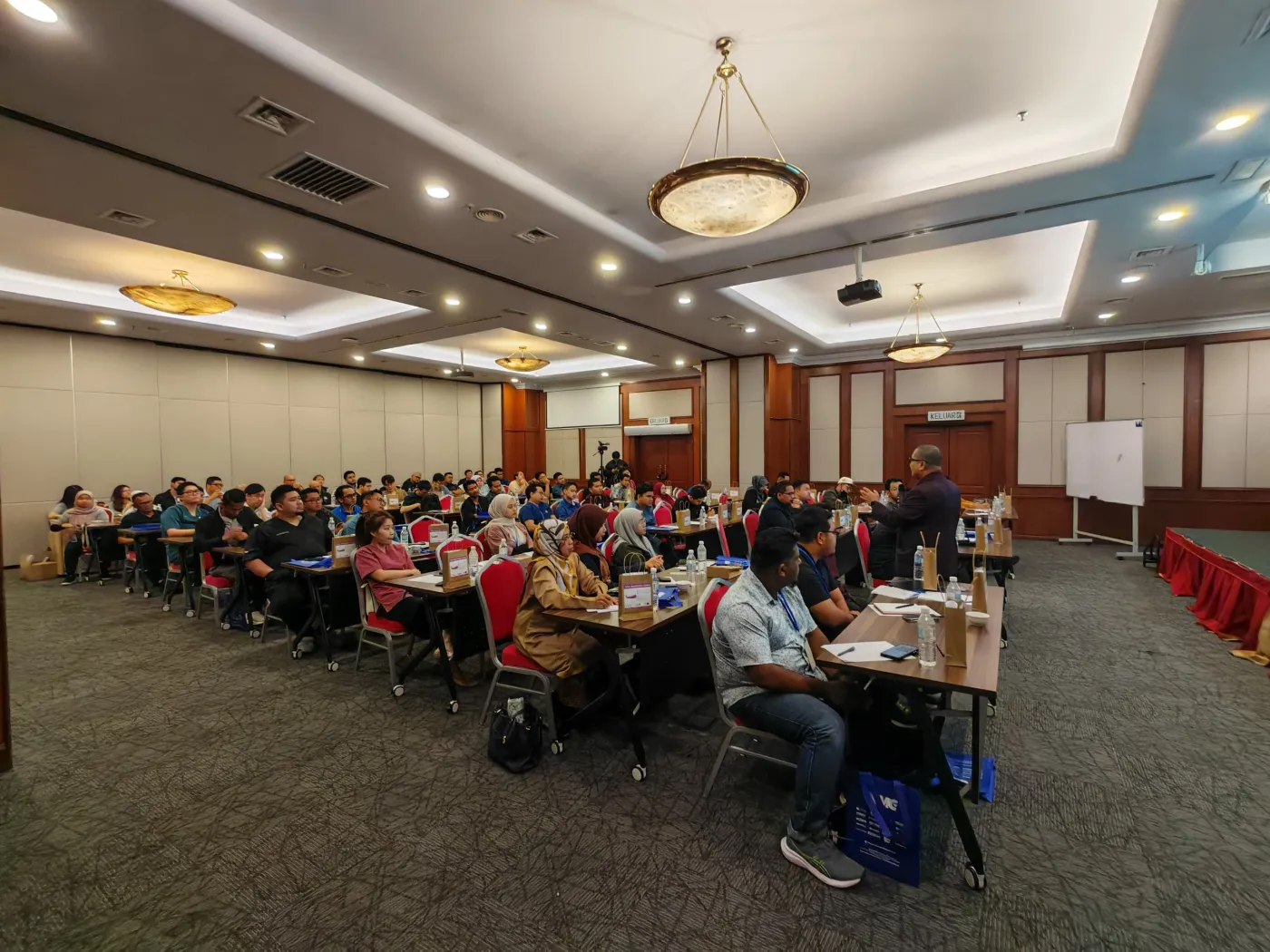 Dewan kursus CCC6 dilihat dari belakang