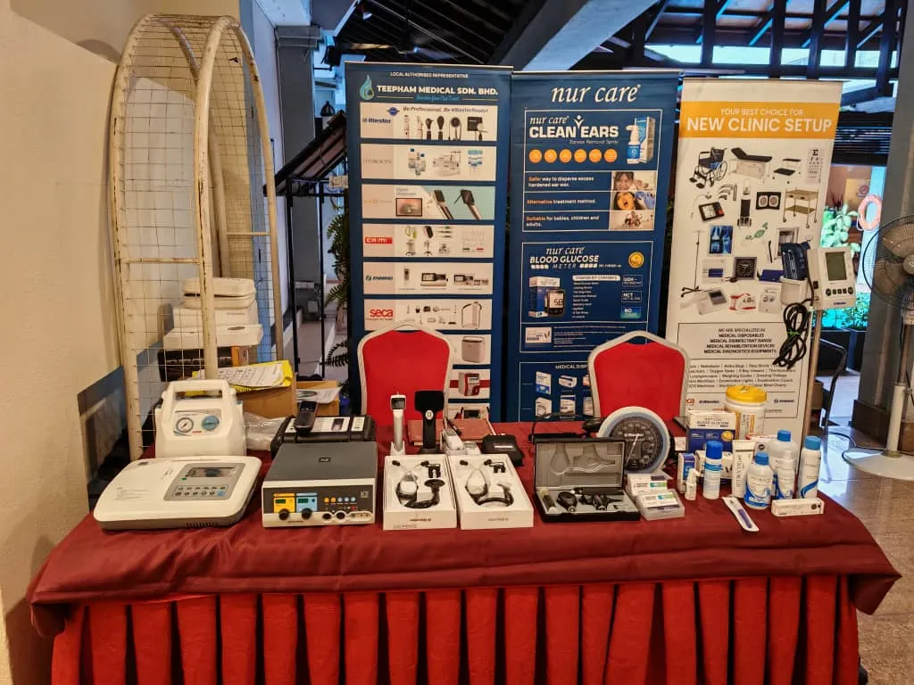 Booth pameran dengan kit peranti di atas meja