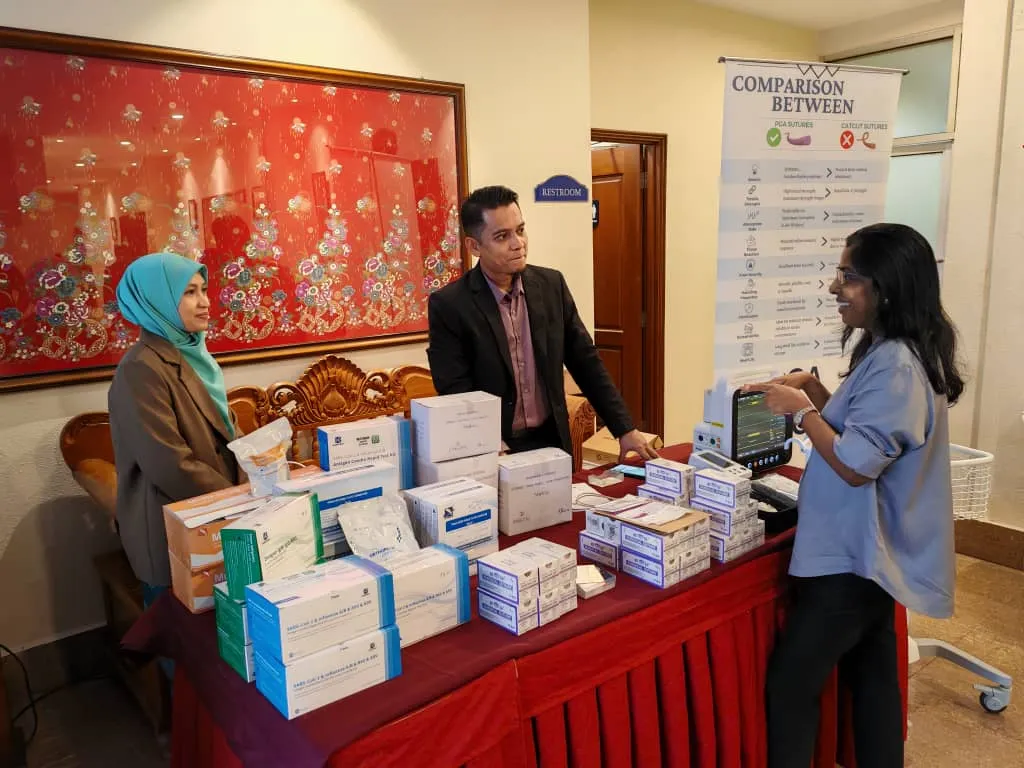 Peserta di kaunter pameran peranti