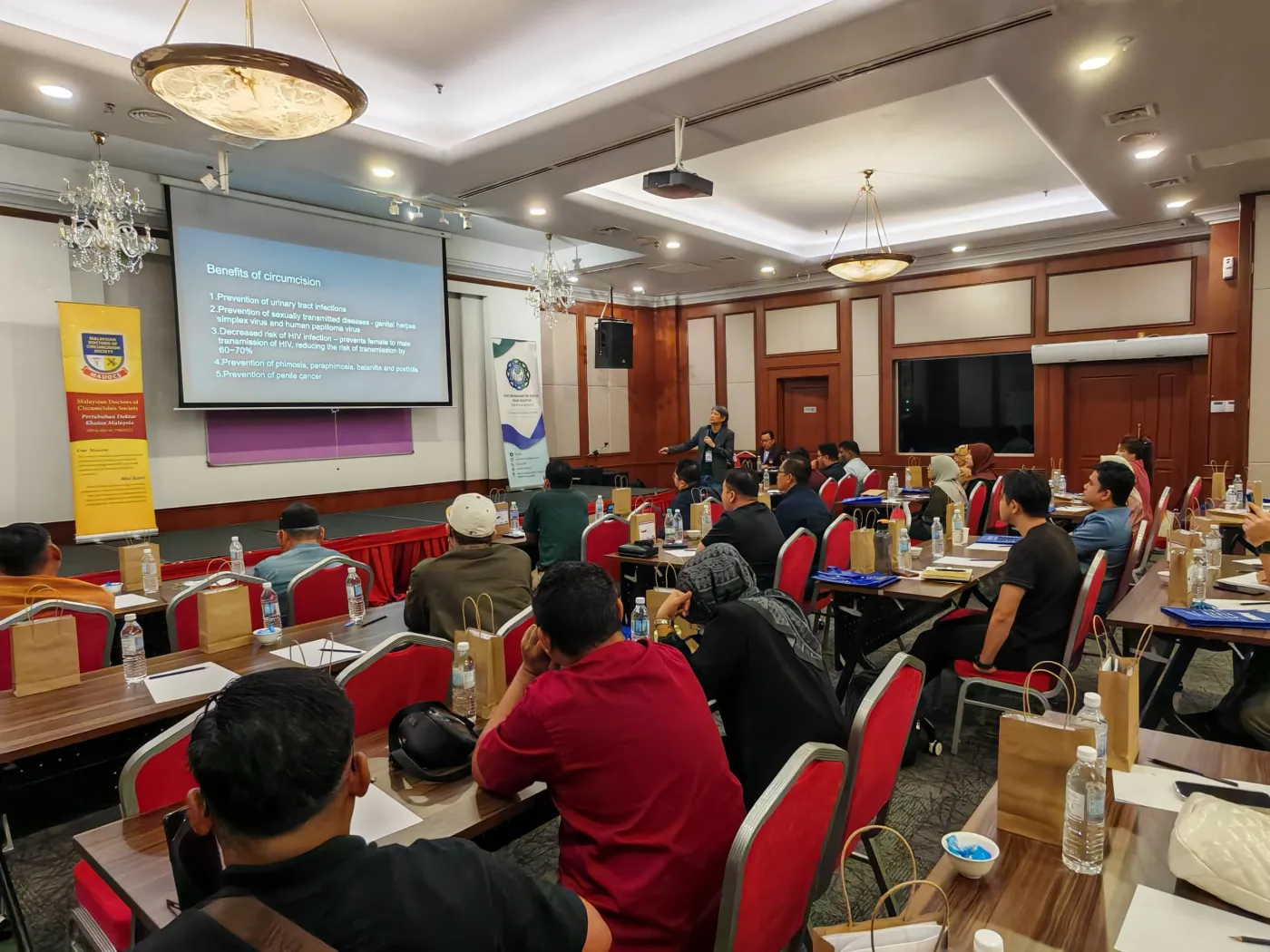 Peserta menonton slaid dalam dewan CCC6