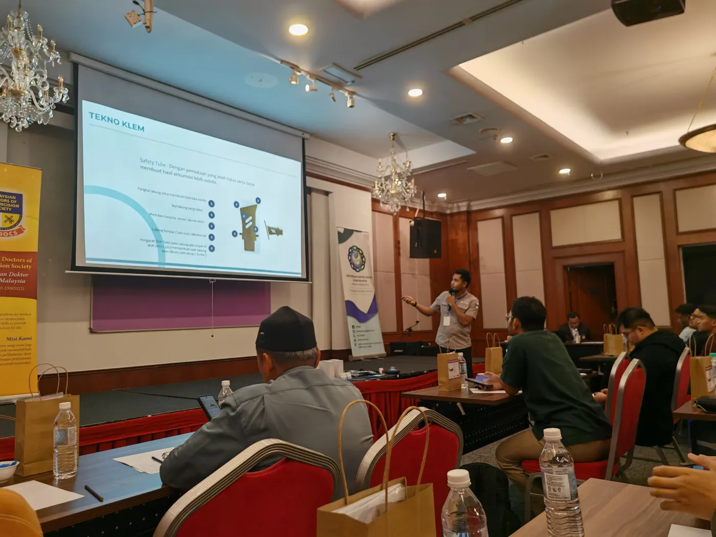 Peserta di meja bulat semasa sesi kuliah