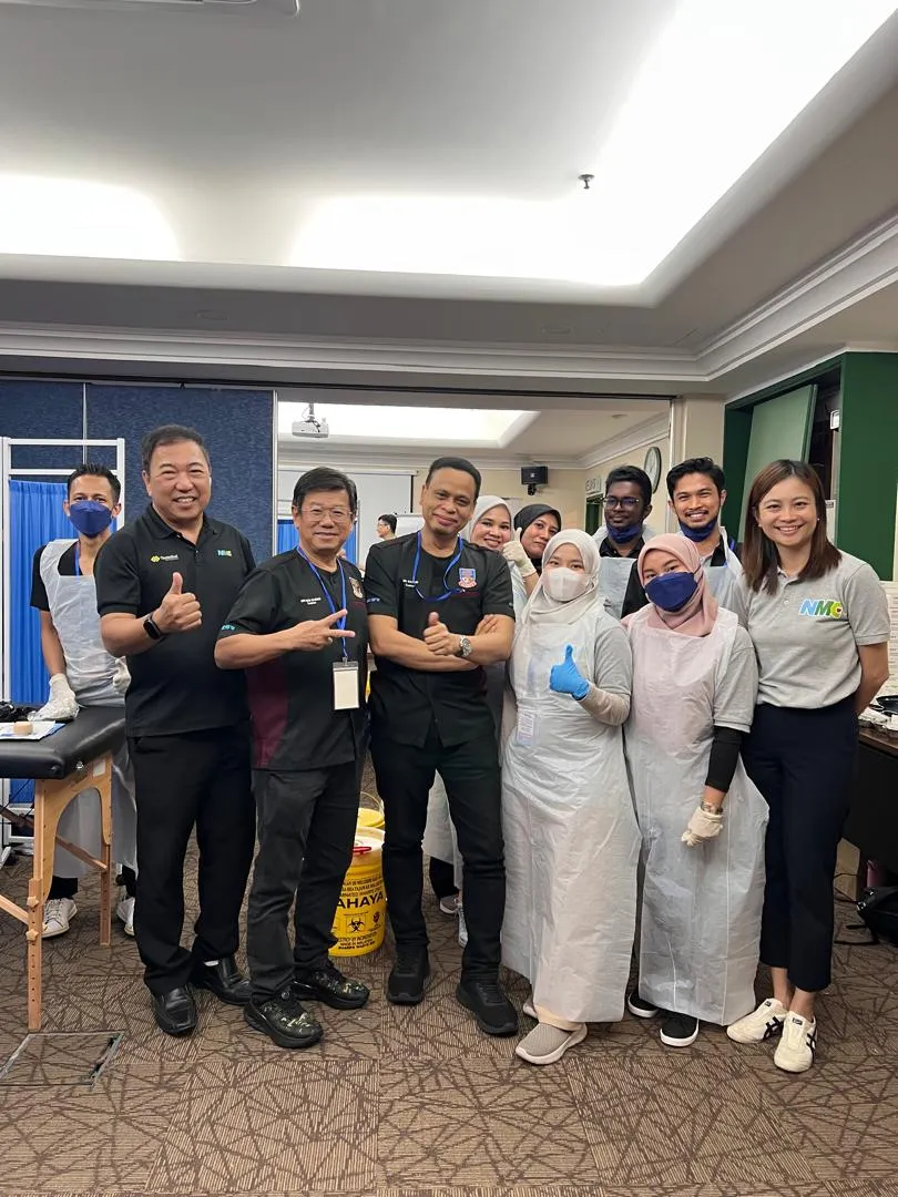 Peserta berbaju pelindung bergambar di stesen amali