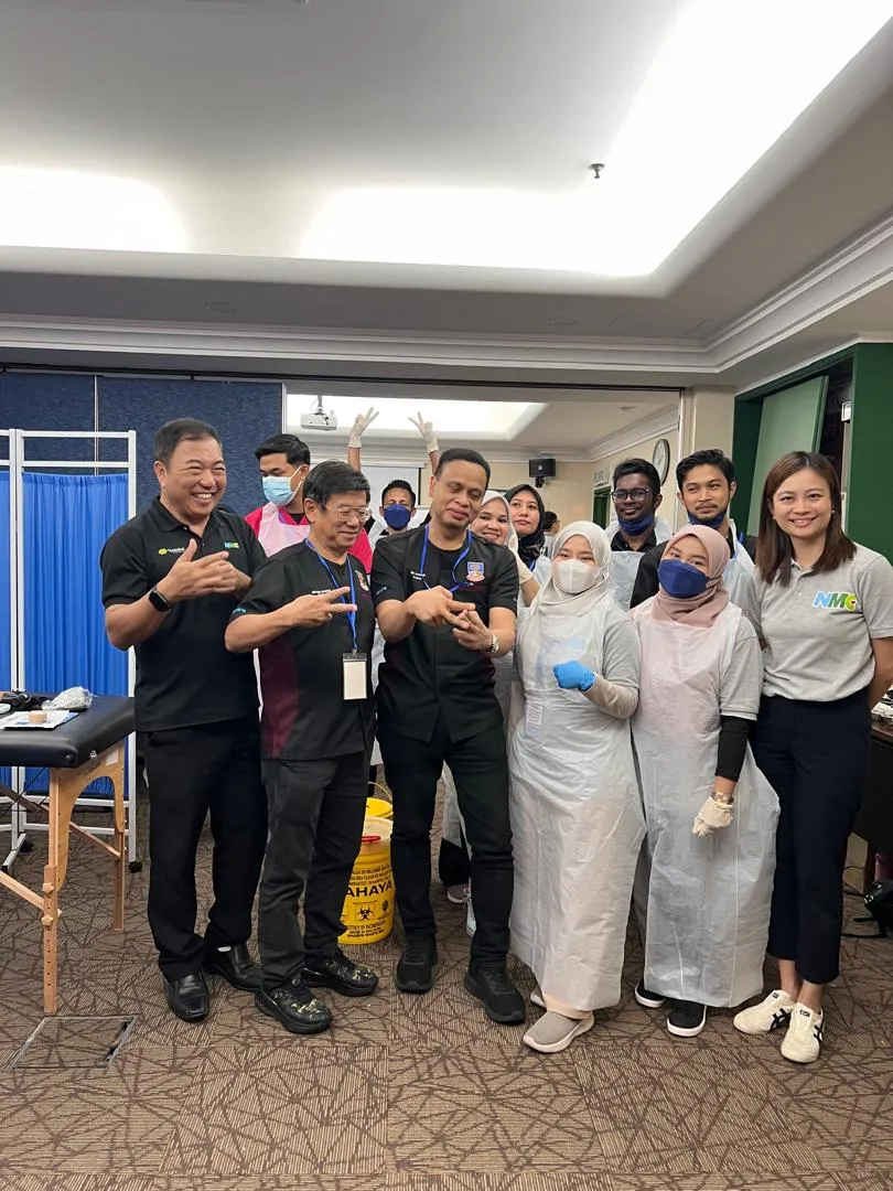 Peserta dan fasilitator berbaju pelindung bergambar