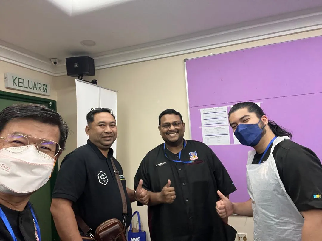 Peserta berbaju pelindung bergambar bersama