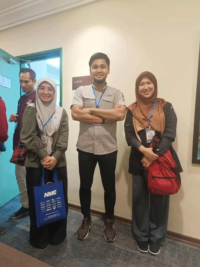 Peserta dan urusetia bergambar di luar dewan
