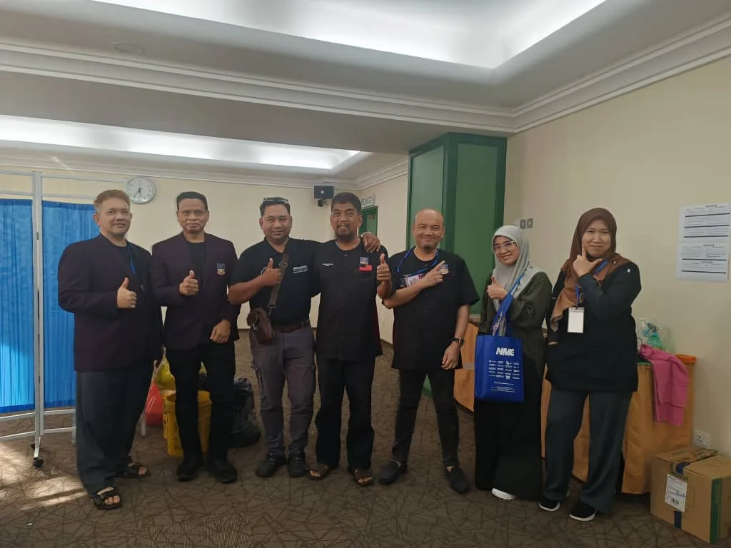 Kumpulan peserta di koridor hotel