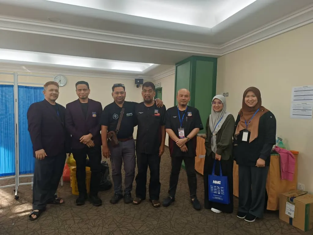 Peserta bergambar di hadapan dewan kursus