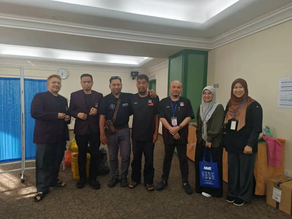 Kumpulan peserta dan fasilitator di koridor