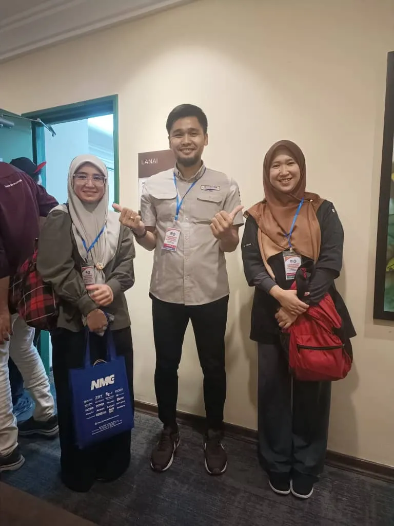 Peserta bergambar bersama urusetia di luar dewan