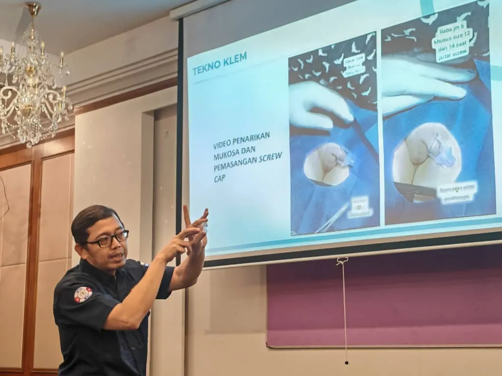 Pembentang menerangkan kaedah Teknoklem dengan slaid, Train The Trainer di Hotel Maluri Cheras