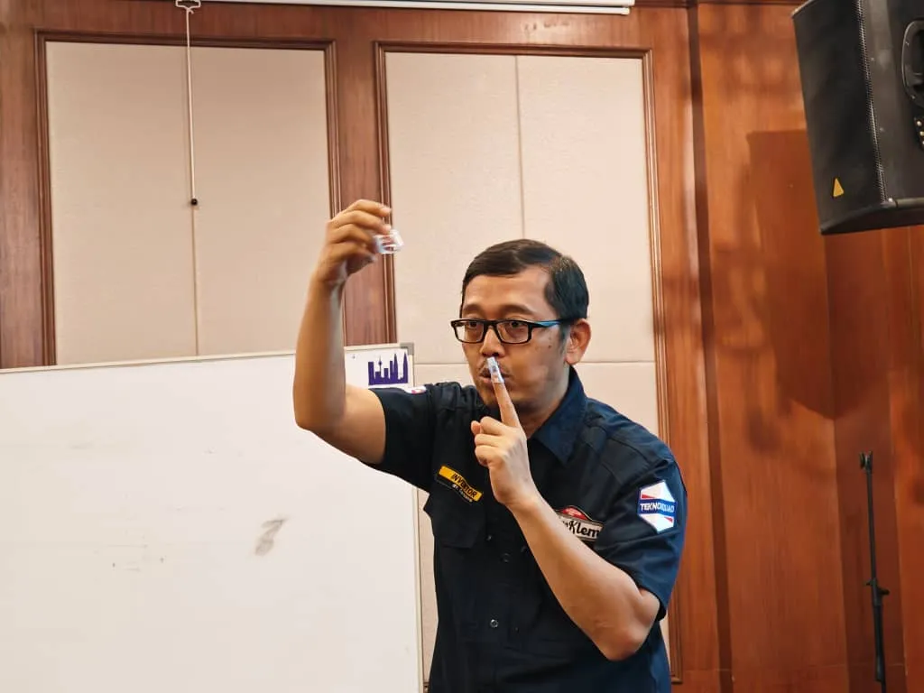 Pembentang menunjukkan kit Teknoklem