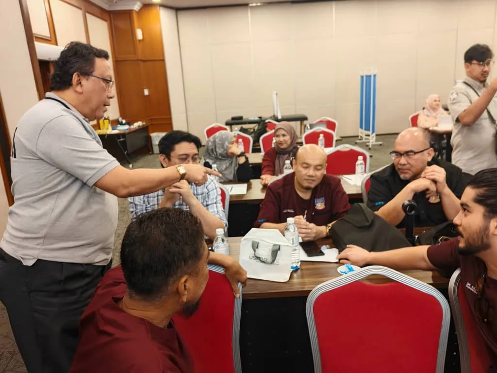 Peserta berlatih menggunakan kit Teknoklem di meja