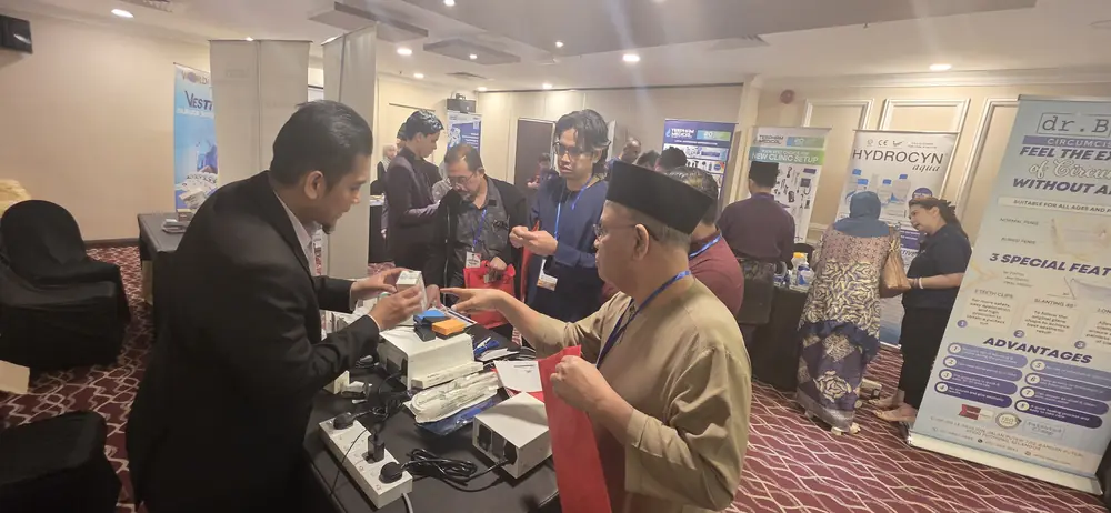 Demonstrasi peranti berkhatan di booth pameran semasa program CME MADOCS