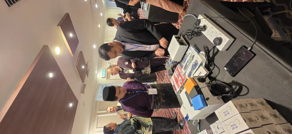 Peserta melihat demonstrasi peranti di booth pameran semasa program CME MADOCS