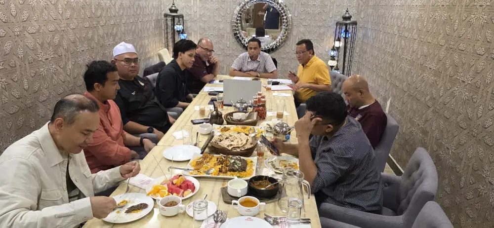 Ahli jawatankuasa dalam sesi mesyuarat