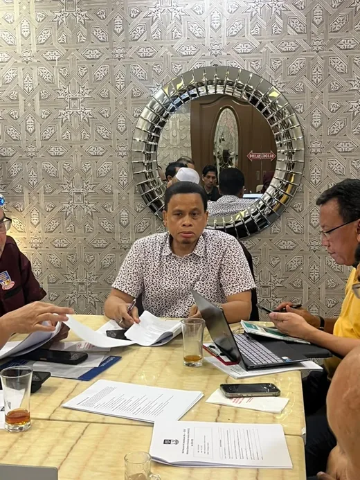 Committee members in discussion during the meeting at Qasar Balqis, Ampang