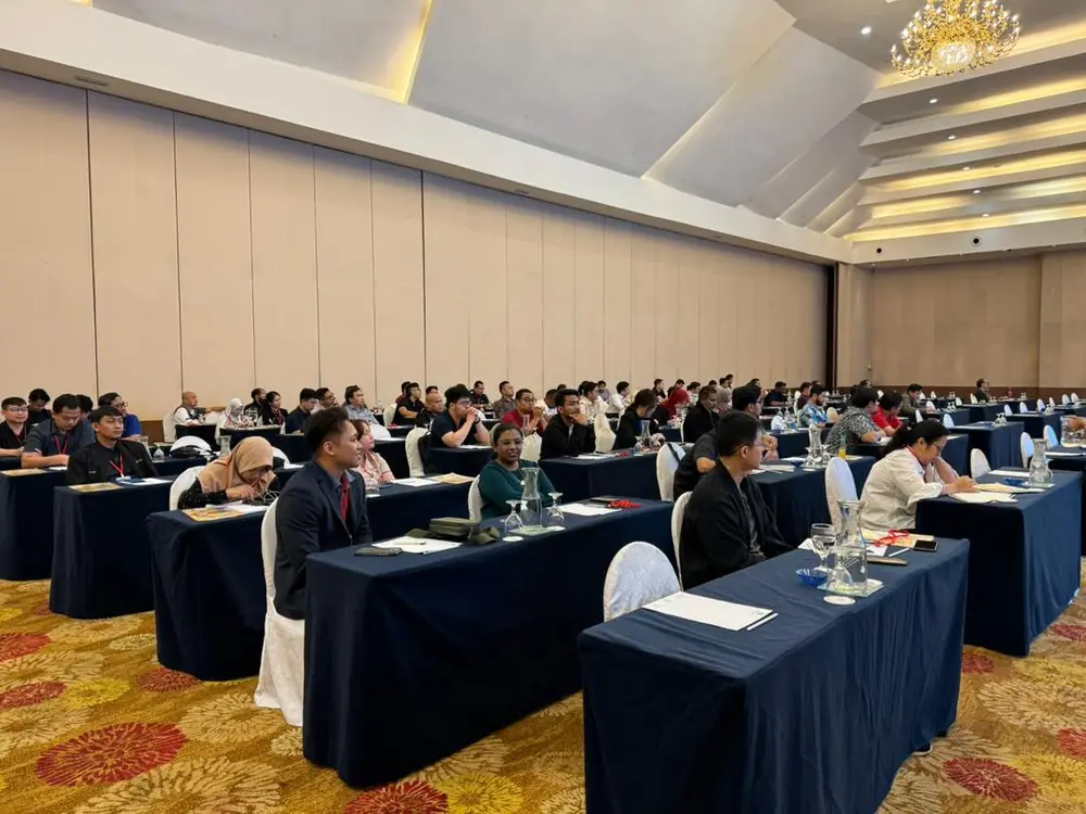 Peserta kursus di dalam dewan