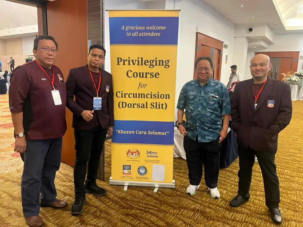 Petugas MADOCS di hadapan sepanduk Privileging Course for Circumcision (Dorsal Slit)