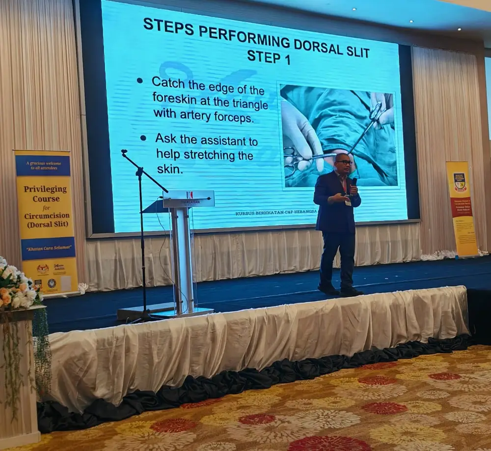 Sesi penjelasan prosedur Dorsal Slit kepada peserta