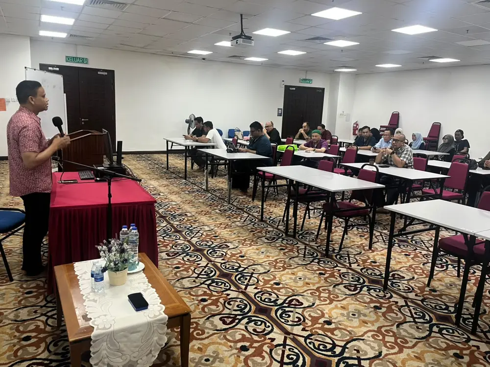 Penceramah menyampaikan sesi kursus PCC2-3 di Putrajaya