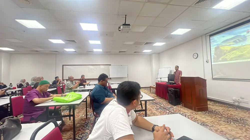 Peserta mengikuti sesi kursus di dalam dewan
