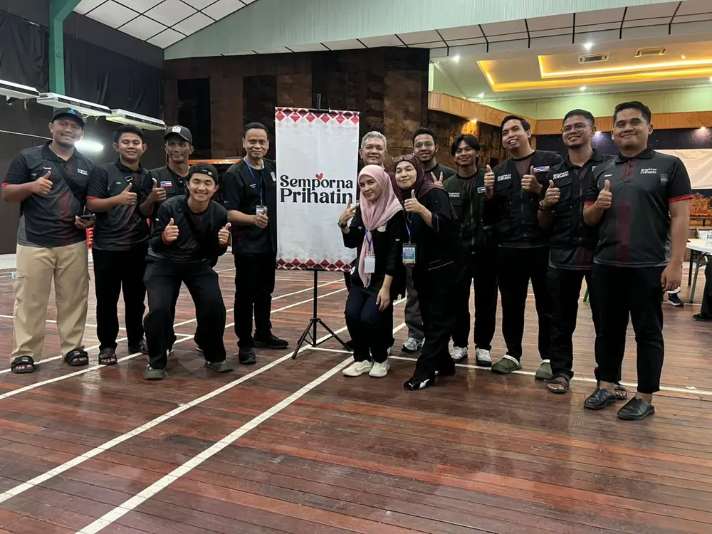 Sukarelawan dan petugas program di Dewan Arena Masyarakat Semporna