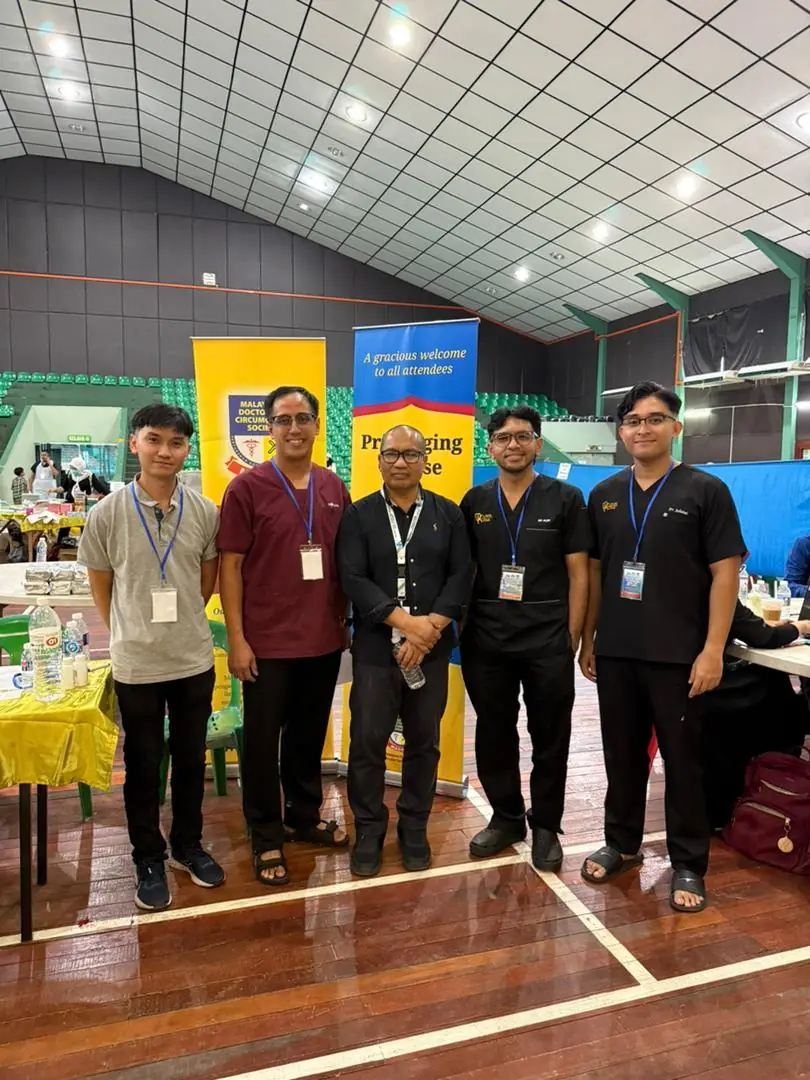 Barisan petugas di kaunter program di Semporna