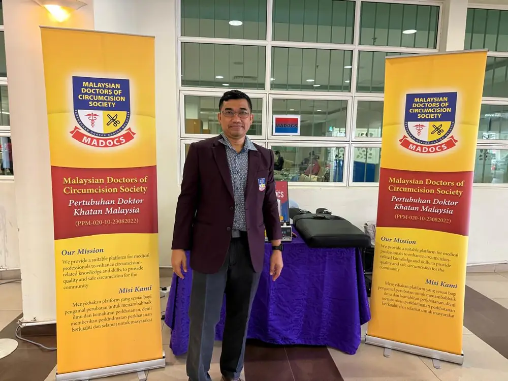 Barisan urusetia dengan sepanduk MADOCS di majlis pelancaran